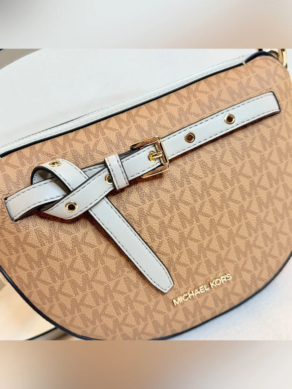 Michael Kors •signature mk